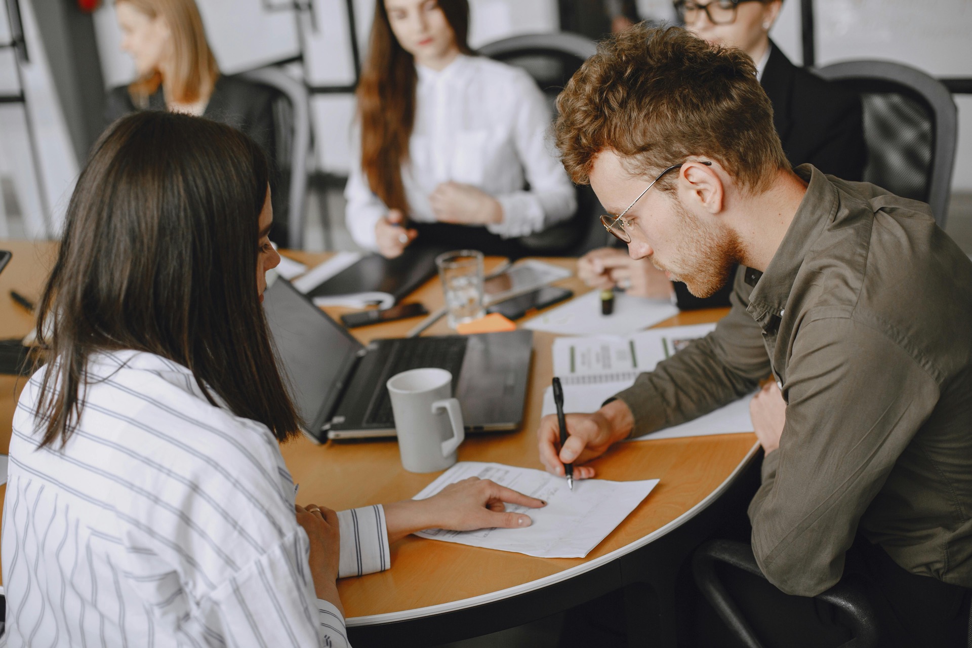 HR leader meeting with an employee about a workspace benefit