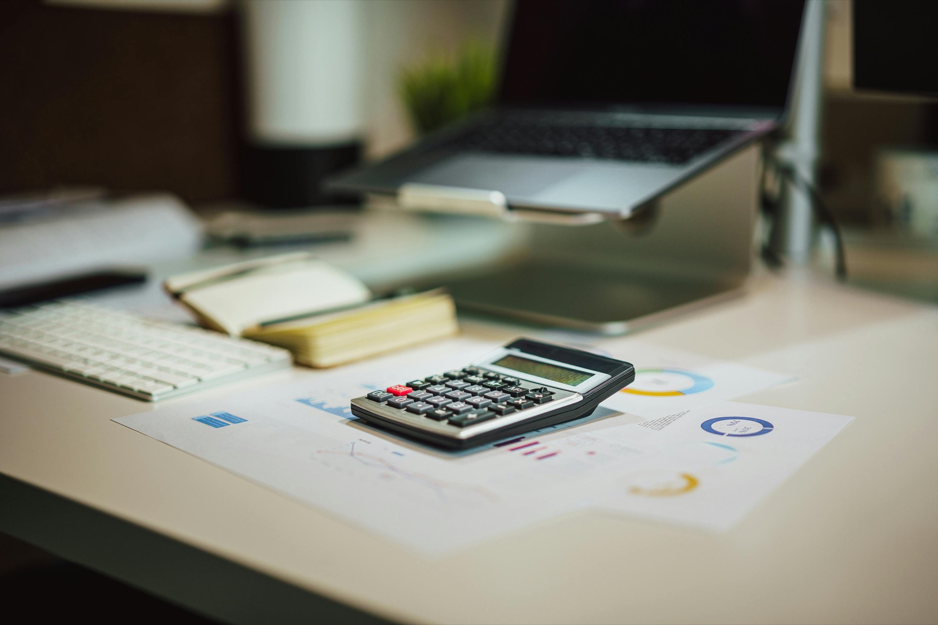 FP&A leader modeling workspace cost scenarios for distributed teams