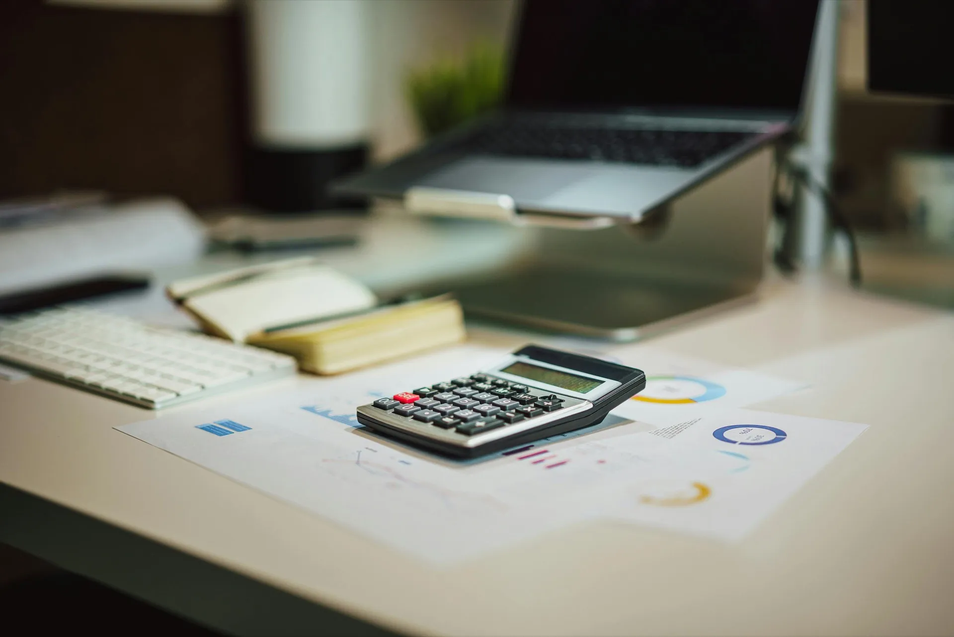 FP&A leader modeling workspace cost scenarios for distributed teams
